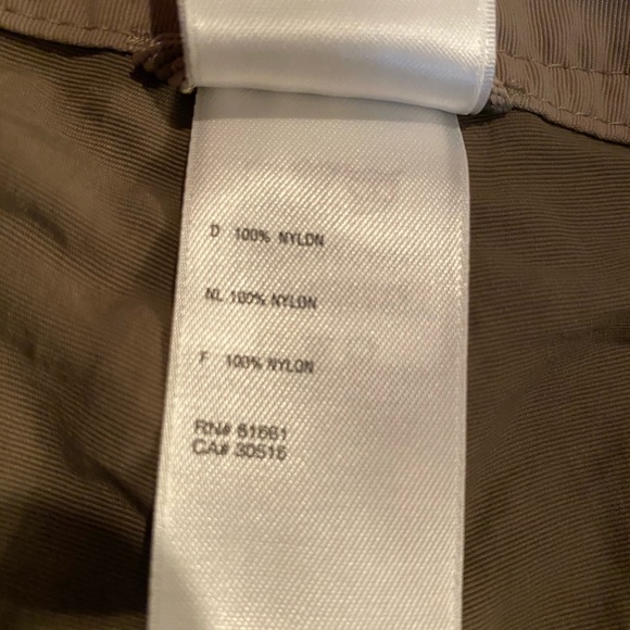 North Face Women’s Khaki Green Shorts, Size 6 - Picture 6 of 8